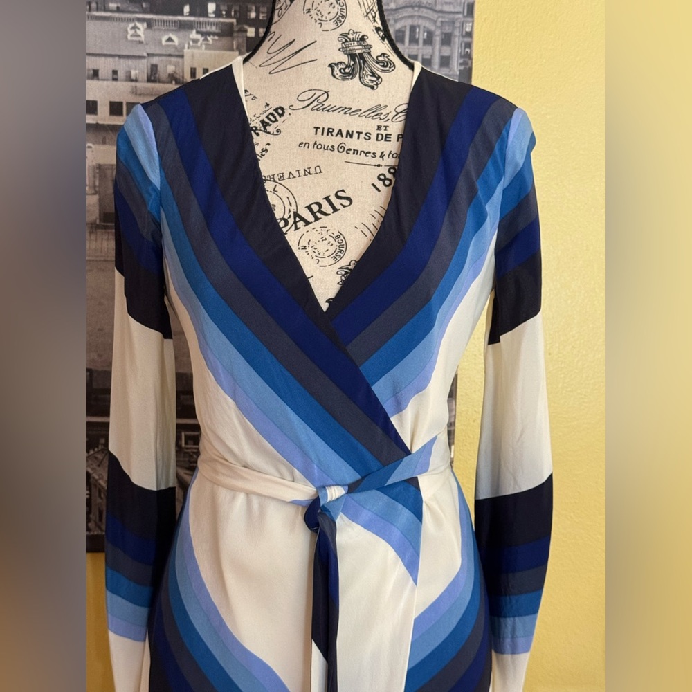 Diane von Furstenberg (DVF) 100% Silk Chevron Wrap Dress - Picture 4 of 8